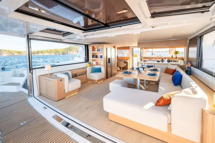 Charter Yacht ENDEAVOUR - Bali 5.8 - 5 Cabins - Naples - Capri - Positano - Amalfi Coast - Italy