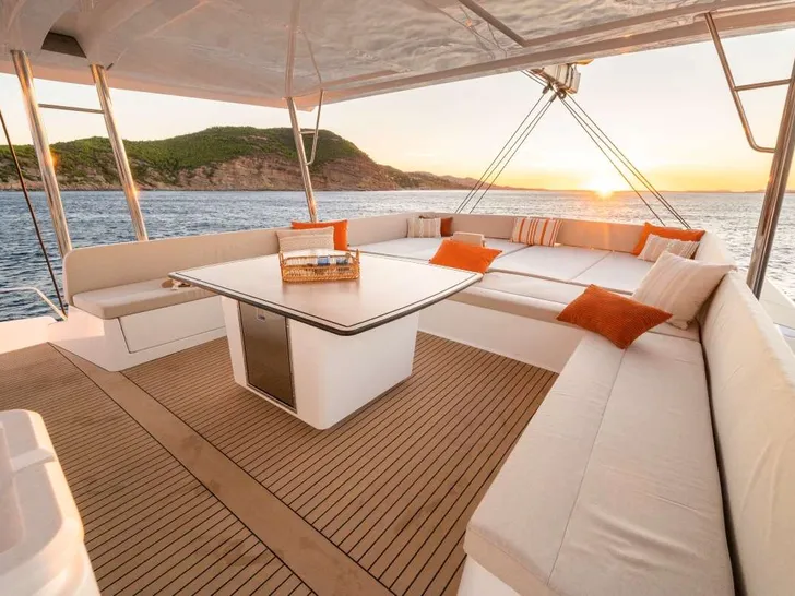 ENDEAVOUR Bali 5.8 - flybridge lounge ENDEAVOUR Bali 5.8 - flybridge lounge