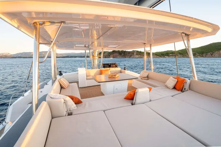 Charter Yacht ENDEAVOUR - Bali 5.8 - 5 Cabins - Naples - Capri - Positano - Amalfi Coast - Italy