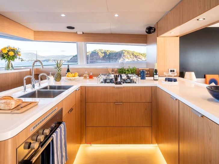 ENDEAVOUR Bali 5.8 - galley ENDEAVOUR Bali 5.8 - galley