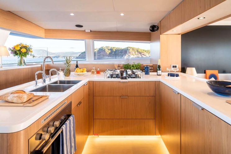 Charter Yacht ENDEAVOUR - Bali 5.8 - 5 Cabins - Naples - Capri - Positano - Amalfi Coast - Italy