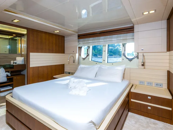 MORNING STAR Ferretti Custom Line 100 - VIP cabin 1 MORNING STAR Ferretti Custom Line 100 - VIP cabin 1