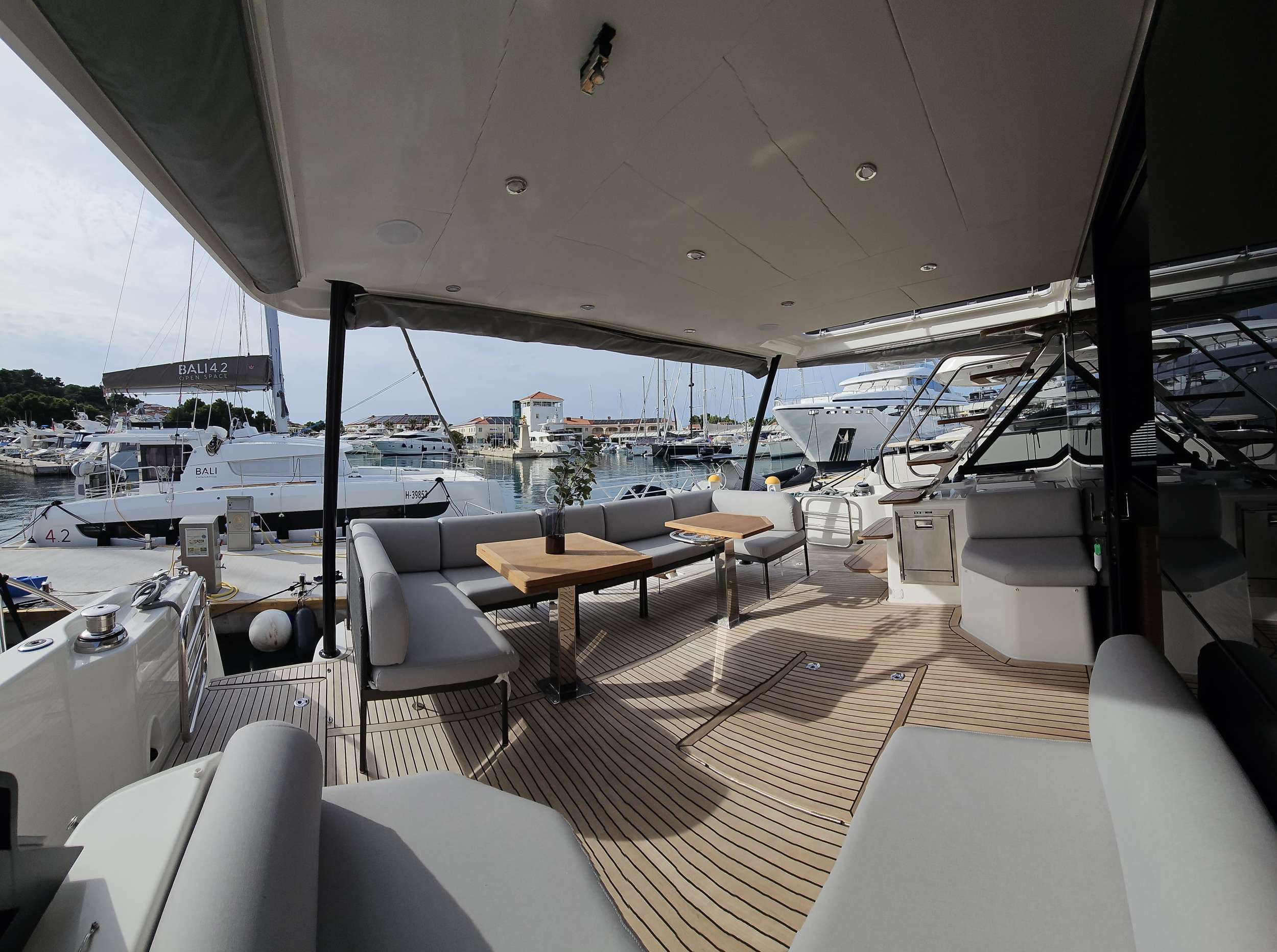 DIAMOND SI Jeanneau Prestige M48 - aft deck alfresco dining area