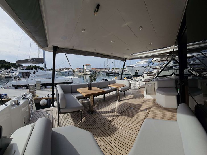 DIAMOND SI Jeanneau Prestige M48 - aft deck alfresco dining area DIAMOND SI Jeanneau Prestige M48 - aft deck alfresco dining area