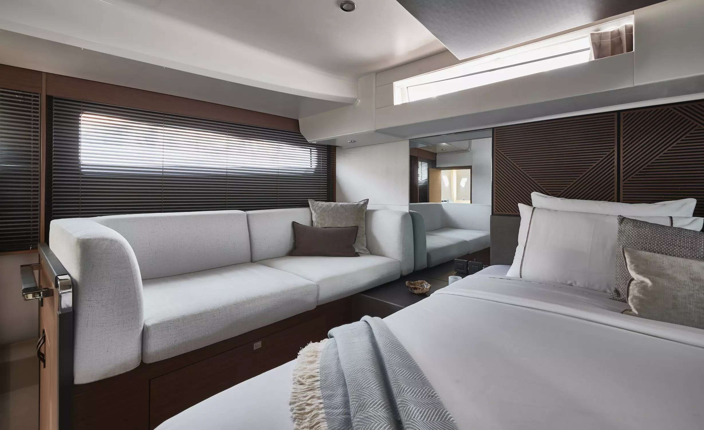 DIAMOND SI Jeanneau Prestige M48 - master cabin couch