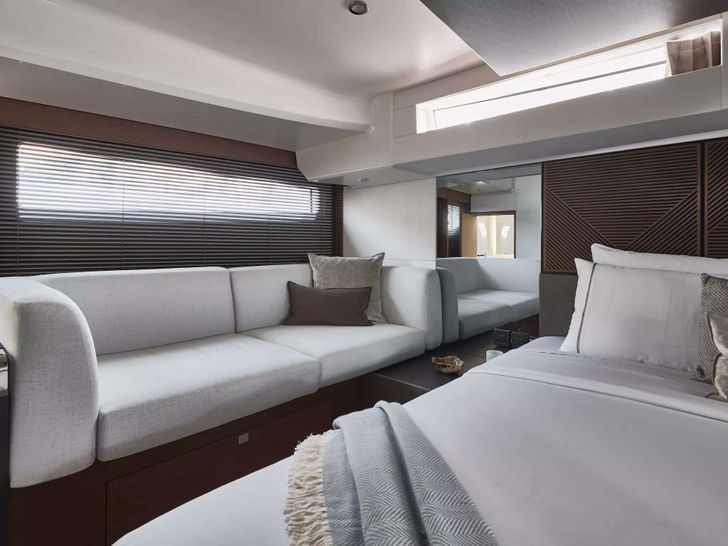 DIAMOND SI Jeanneau Prestige M48 - master cabin couch DIAMOND SI Jeanneau Prestige M48 - master cabin couch