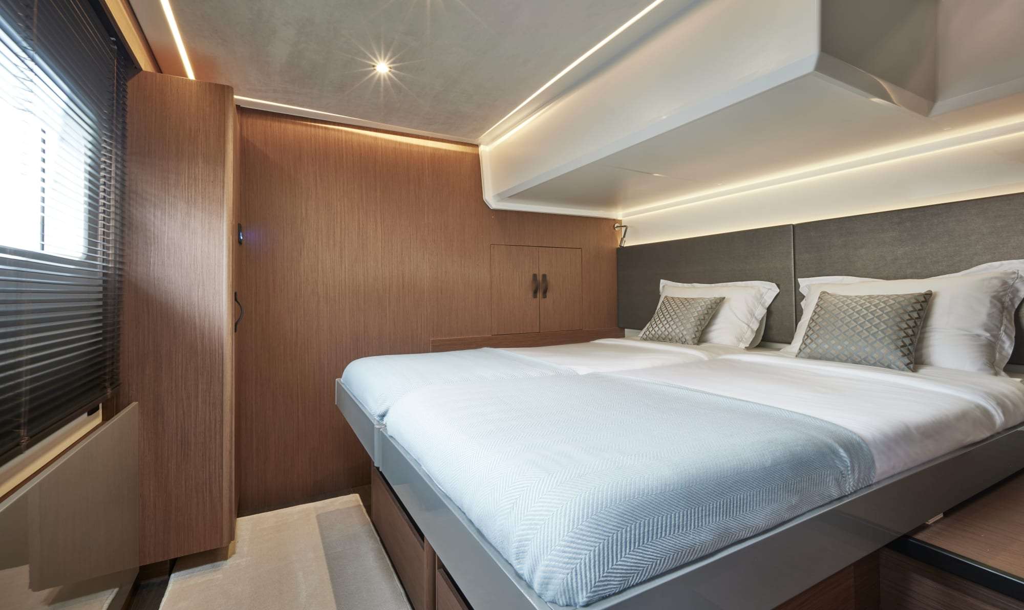 DIAMOND SI Jeanneau Prestige M48 - VIP cabin