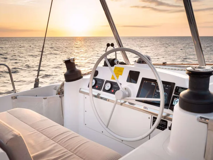 MAH NA MAH NA Bali 4.4 - flybridge helm MAH NA MAH NA Bali 4.4 - flybridge helm