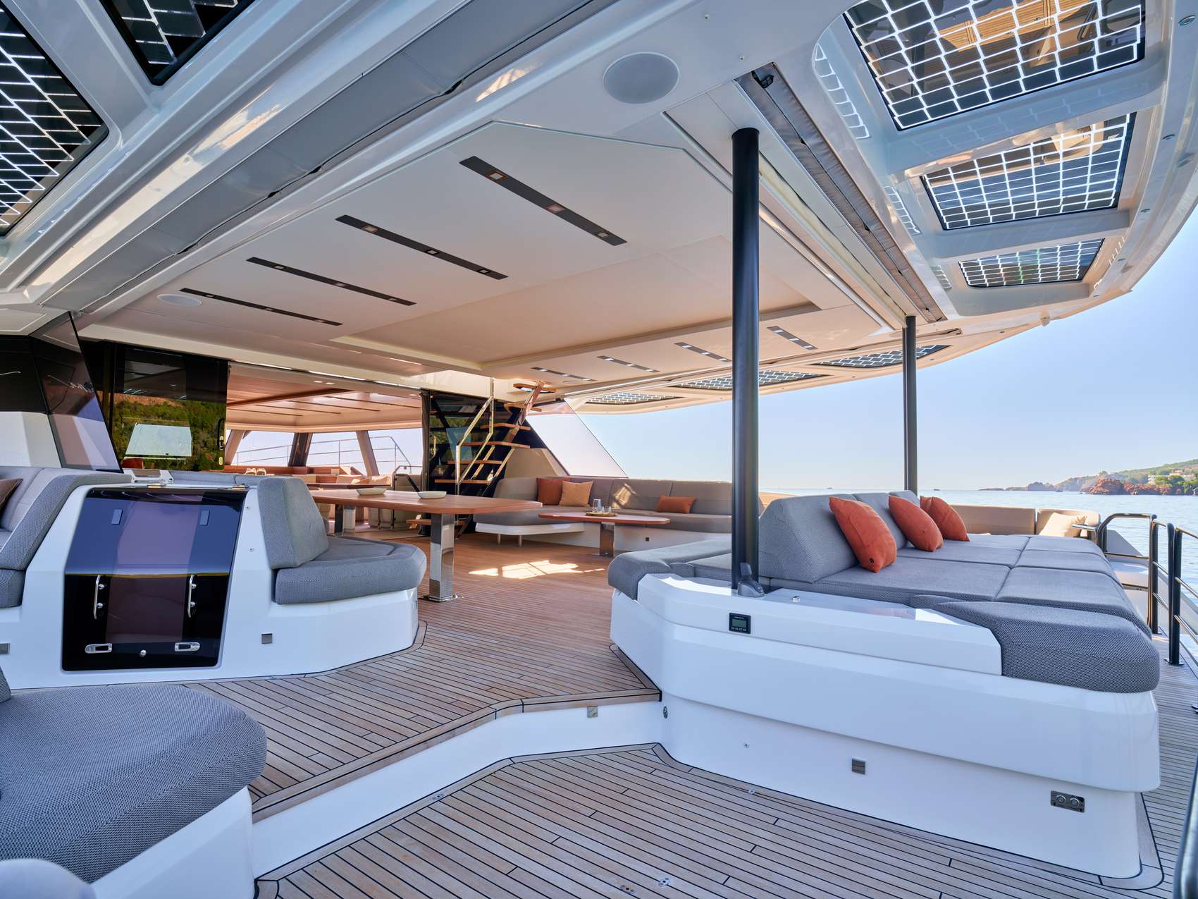 ALINA Fountaine Pajot Power 80 - main aft deck