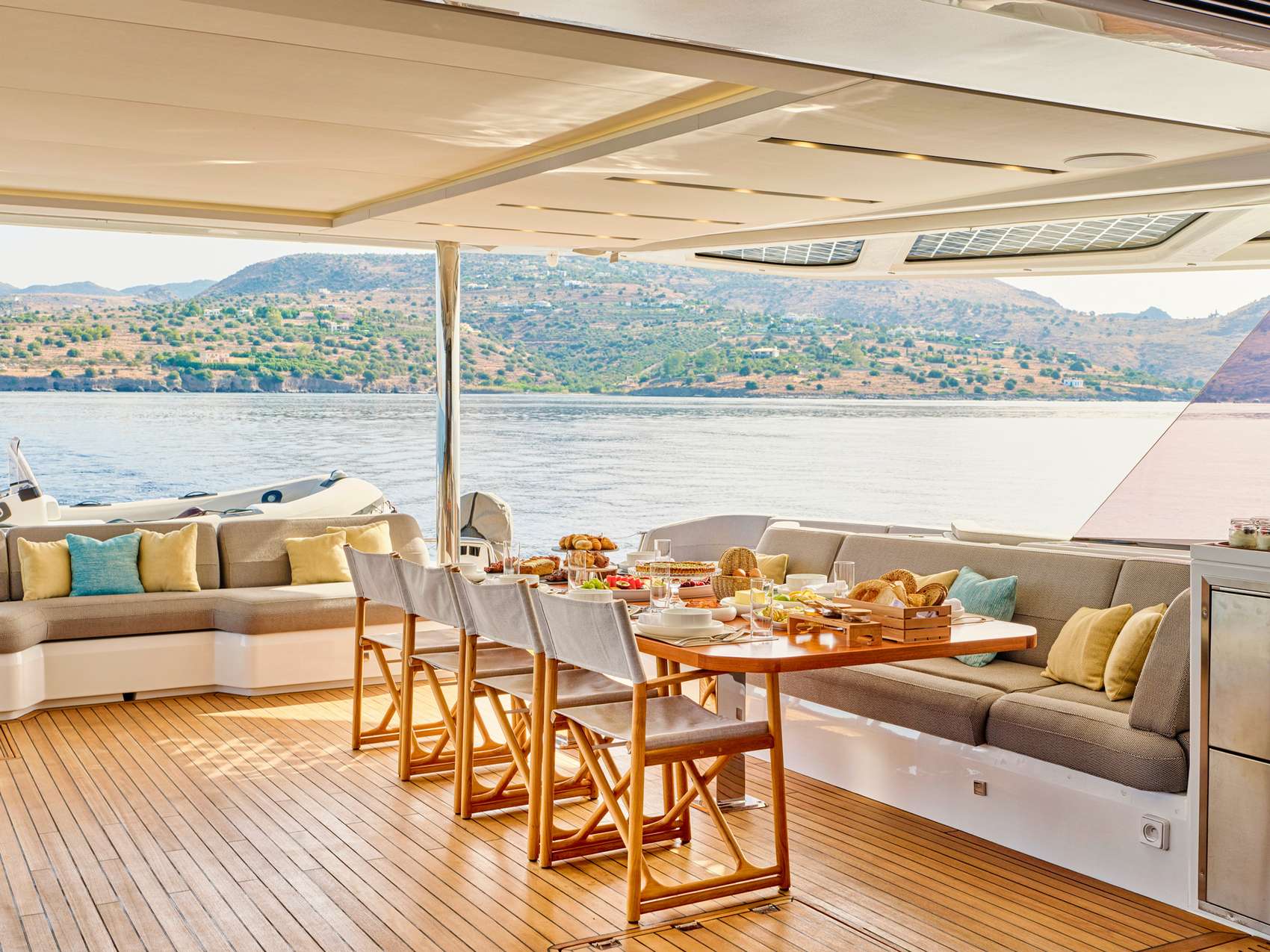 ALINA Fountaine Pajot Power 80 - flybridge alfresco dining set up