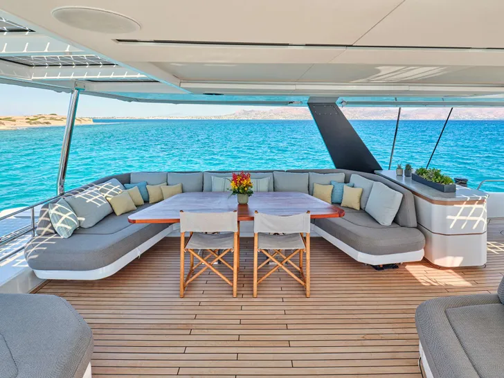 ALINA Fountaine Pajot Power 80 - flybridge ALINA Fountaine Pajot Power 80 - flybridge