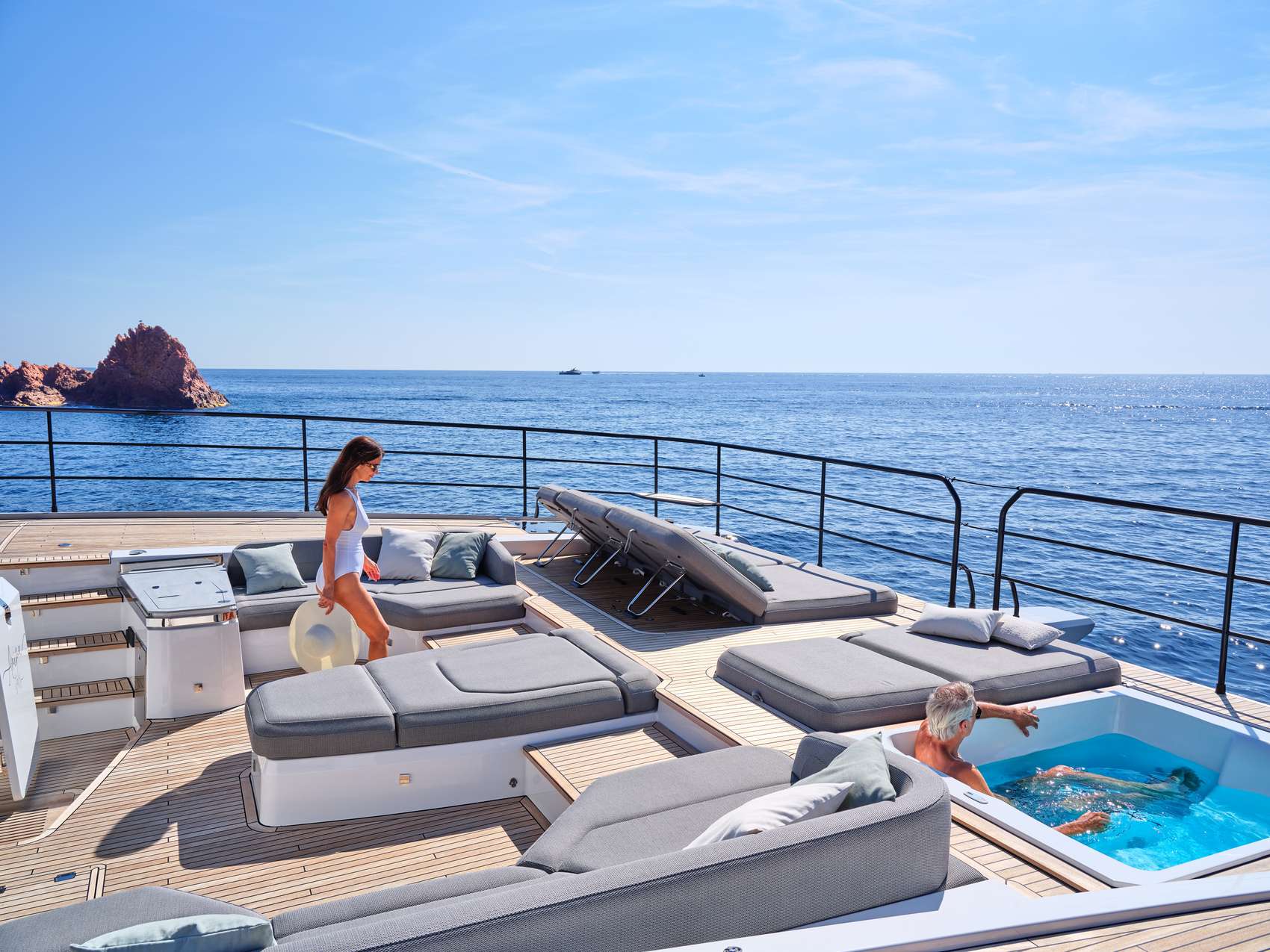 ALINA Fountaine Pajot Power 80 - foredeck lounge and jacuzzi