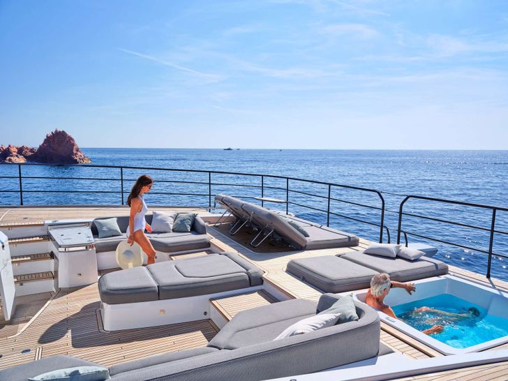 ALINA Fountaine Pajot Power 80 - foredeck lounge and jacuzzi ALINA Fountaine Pajot Power 80 - foredeck lounge and jacuzzi