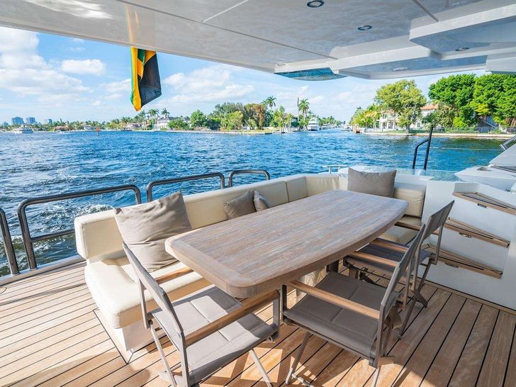 CATA Nishii 54 - aft deck alfresco dining area CATA Nishii 54 - aft deck alfresco dining area