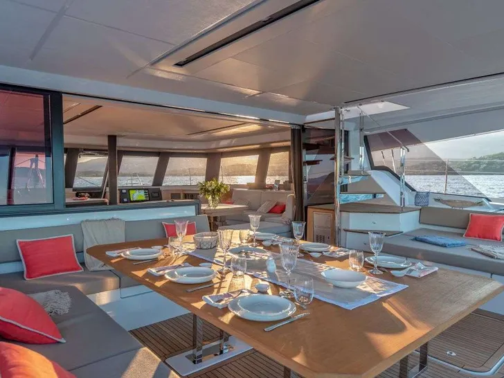 SAPPHIRE Fountaine Pajot Alegria 67 - aft deck alfresco dining set up SAPPHIRE Fountaine Pajot Alegria 67 - aft deck alfresco dining set up