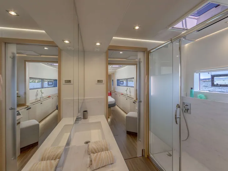 SAPPHIRE Fountaine Pajot Alegria 67 - master cabin bathroom SAPPHIRE Fountaine Pajot Alegria 67 - master cabin bathroom