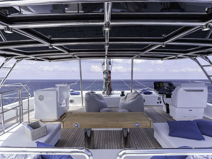 OYA Sunreef 60 - flybridge dining table OYA Sunreef 60 - flybridge dining table