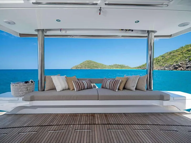 CHILLIN' HUT Bali 5.4 - aft deck seating CHILLIN' HUT Bali 5.4 - aft deck seating