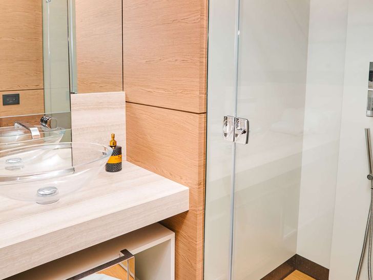 MADRA II Ferretti 920 - VIP cabin bathroom MADRA II Ferretti 920 - VIP cabin bathroom
