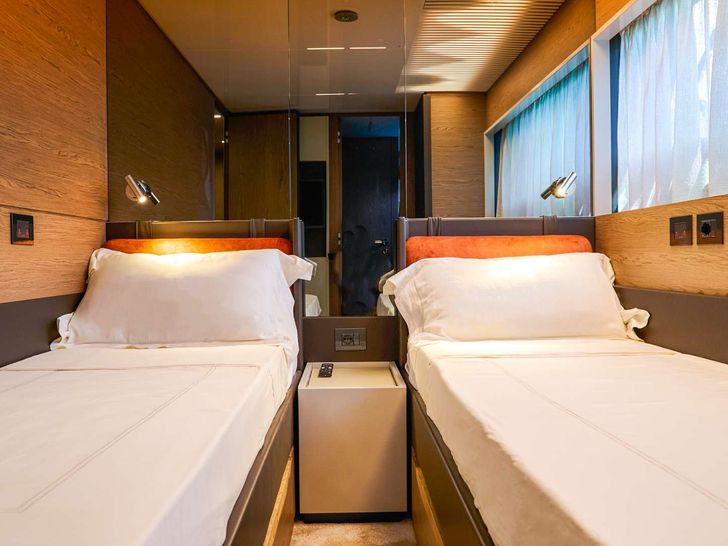 MADRA II Ferretti 920 - twin cabin MADRA II Ferretti 920 - twin cabin