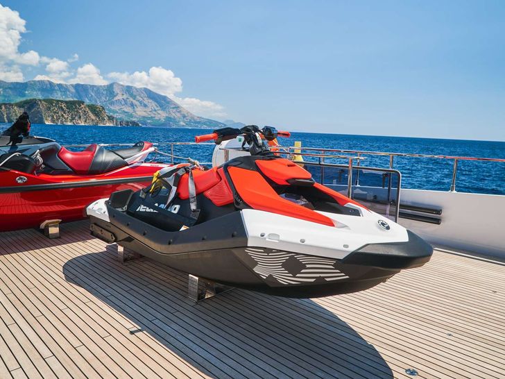 MADRA II Ferretti 920 - jet ski MADRA II Ferretti 920 - jet ski