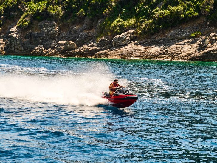 MADRA II Ferretti 920 - jet skiing MADRA II Ferretti 920 - jet skiing