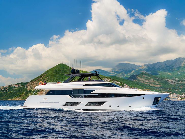 MADRA II Ferretti 920 - side profile cruising MADRA II Ferretti 920 - side profile cruising