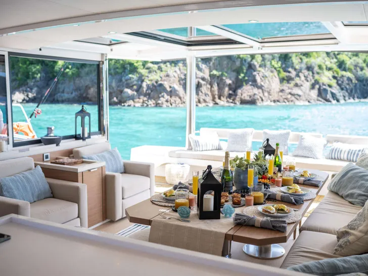 LUNAR ARC Bali 5.4 - saloon seating and dining area LUNAR ARC Bali 5.4 - saloon seating and dining area