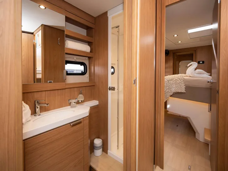 LUNAR ARC Bali 5.4 - master cabin bathroom LUNAR ARC Bali 5.4 - master cabin bathroom