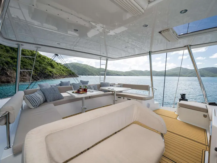 LUNAR ARC Bali 5.4 - flybridge LUNAR ARC Bali 5.4 - flybridge