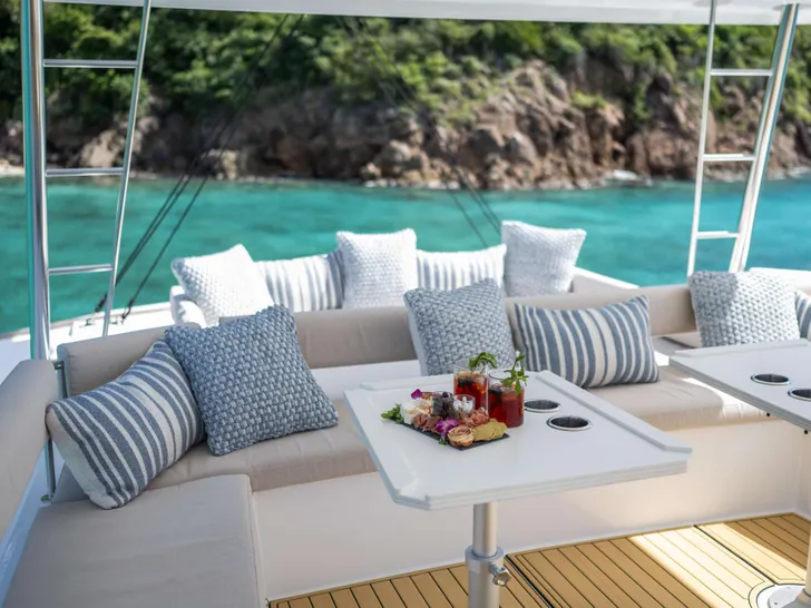 LUNAR ARC Bali 5.4 - flybridge seating and dining area LUNAR ARC Bali 5.4 - flybridge seating and dining area