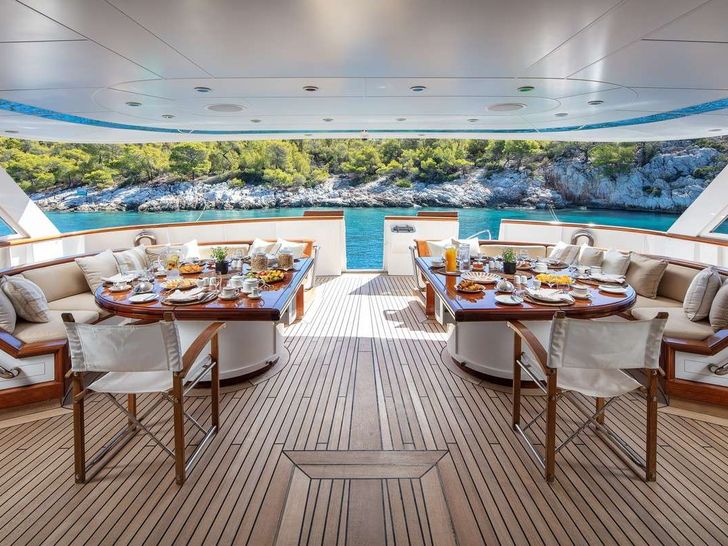 KASSANDRA Feadship 47m - main aft deck alfresco dining area KASSANDRA Feadship 47m - main aft deck alfresco dining area