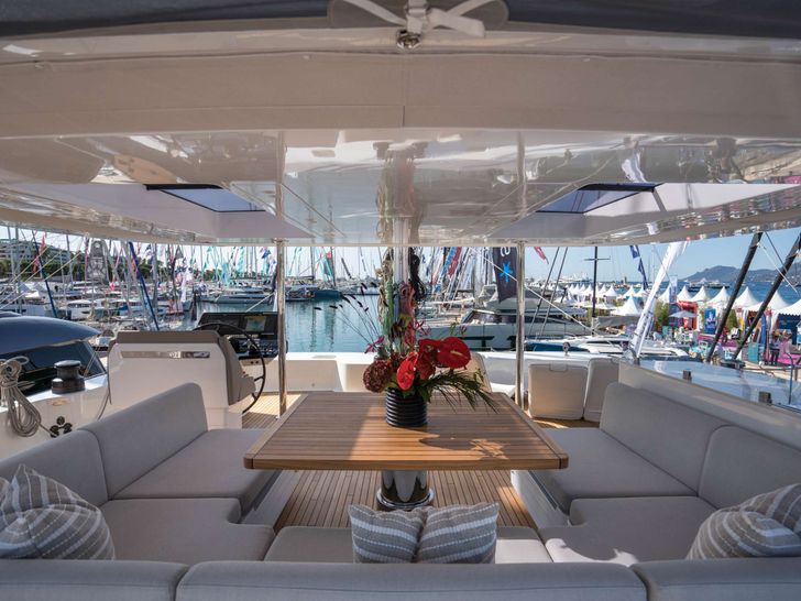 ANKAWER VI Sunreef 70 - flybridge dining lounge ANKAWER VI Sunreef 70 - flybridge dining lounge