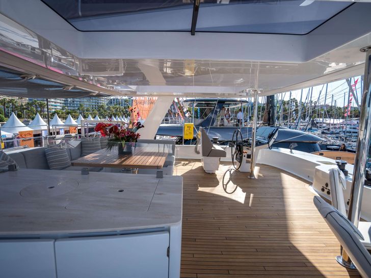 ANKAWER VI Sunreef 70 - flybridge amenities ANKAWER VI Sunreef 70 - flybridge amenities