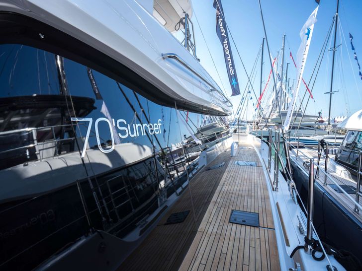 ANKAWER VI Sunreef 70 - side walkway ANKAWER VI Sunreef 70 - side walkway