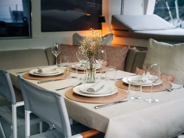 BAZA Lagoon 560 - alfresco dining set up BAZA Lagoon 560 - alfresco dining set up