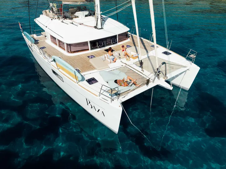 BAZA Lagoon 560 - bow shot BAZA Lagoon 560 - bow shot