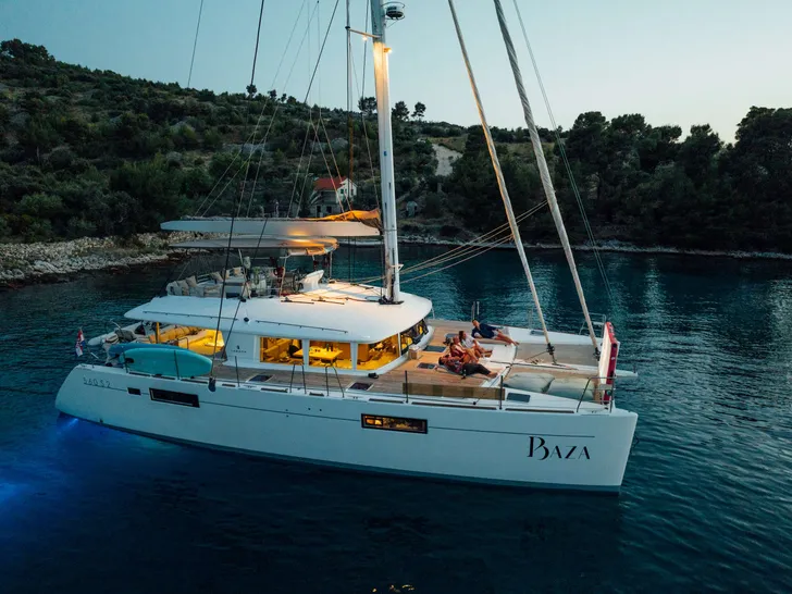 BAZA Lagoon 560 - side profile BAZA Lagoon 560 - side profile