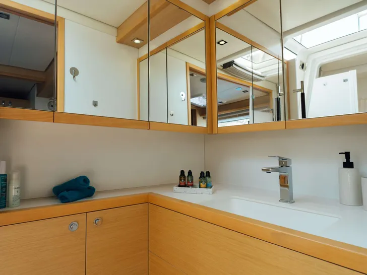 BAZA Lagoon 560 - cabin 1 bathroom BAZA Lagoon 560 - cabin 1 bathroom
