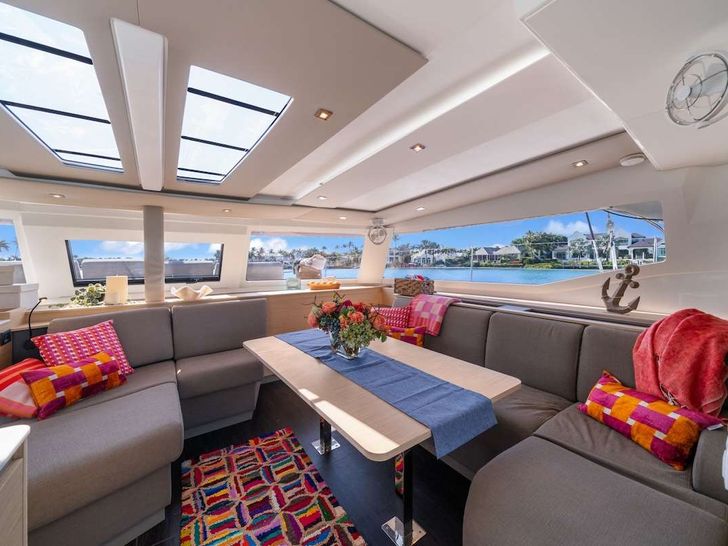 HALCYON Fountaine Pajot Aura 51 - saloon HALCYON Fountaine Pajot Aura 51 - saloon