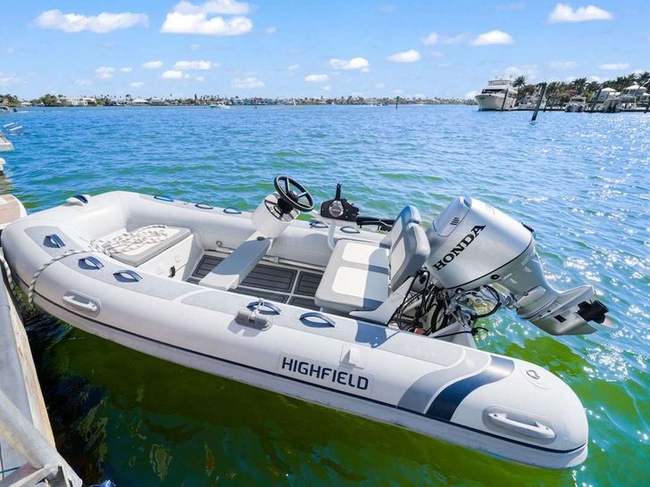 HALCYON Fountaine Pajot Aura 51 - dinghy HALCYON Fountaine Pajot Aura 51 - dinghy