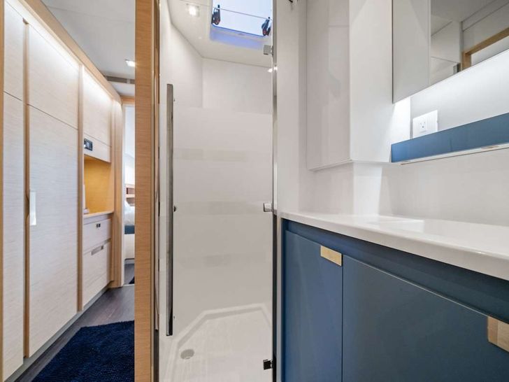 HALCYON Fountaine Pajot Aura 51 - master cabin bathroom HALCYON Fountaine Pajot Aura 51 - master cabin bathroom