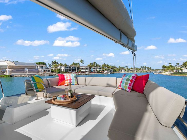 HALCYON Fountaine Pajot Aura 51 - flybridge HALCYON Fountaine Pajot Aura 51 - flybridge