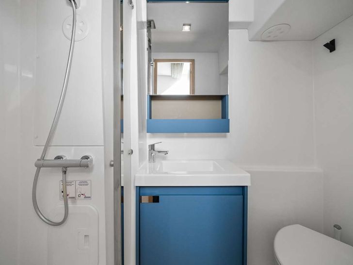HALCYON Fountaine Pajot Aura 51 - VIP cabin bathroom HALCYON Fountaine Pajot Aura 51 - VIP cabin bathroom