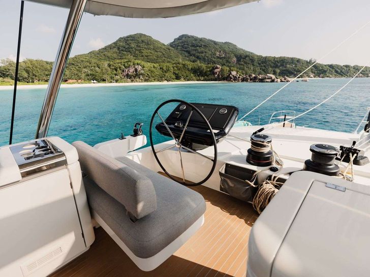 SPIRIT OF PONANT Lagoon Seventy 7 - flybridge helm SPIRIT OF PONANT Lagoon Seventy 7 - flybridge helm