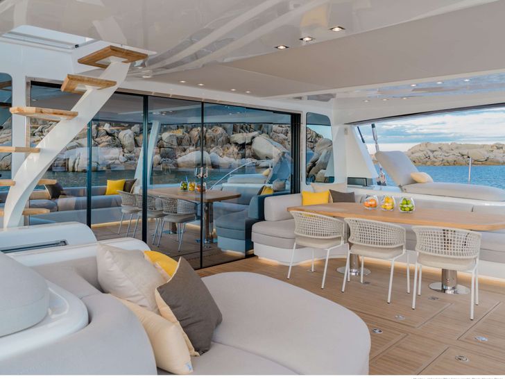 LA DÉSIRADE Lagoon Seventy 7 - aft deck lounge and alfresco dining area LA DÉSIRADE Lagoon Seventy 7 - aft deck lounge and alfresco dining area