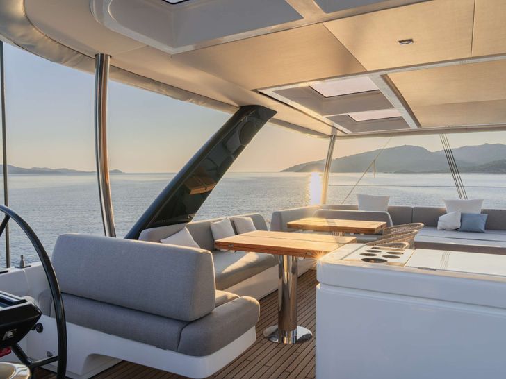 LA DÉSIRADE Lagoon Seventy 7 - flybridge helm LA DÉSIRADE Lagoon Seventy 7 - flybridge helm