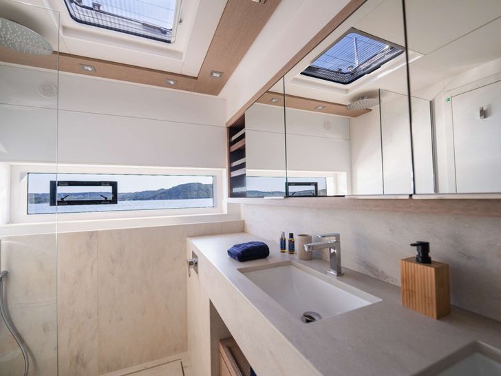 LA DÉSIRADE Lagoon Seventy 7 - master cabin bathroom LA DÉSIRADE Lagoon Seventy 7 - master cabin bathroom