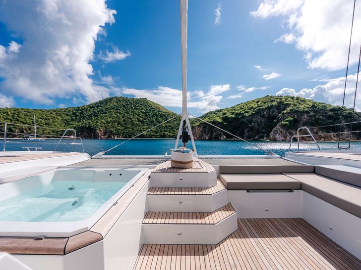 Bow seating and jacuzzi Bow seating and jacuzzi