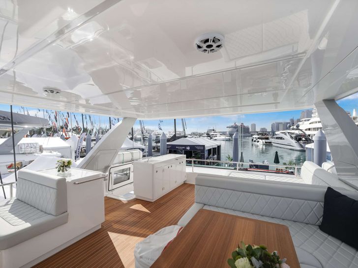 RUMRUNNER Seaview 69 RUMRUNNER Seaview 69